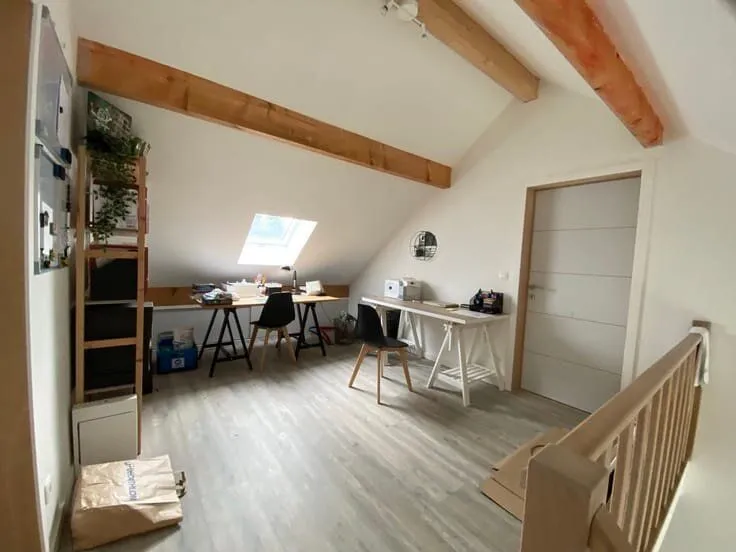 Rooms - 6-Bed House with Solar Panels in Green Setting