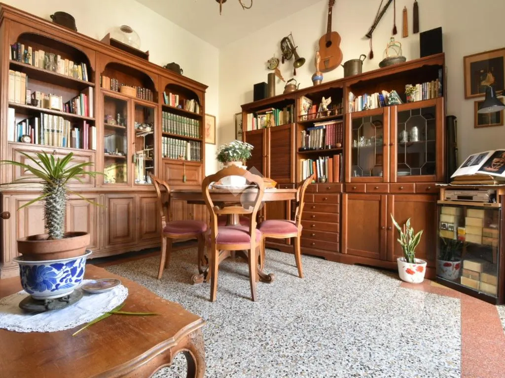 Bureau - 4-Room Apartment with Balcony in Florence