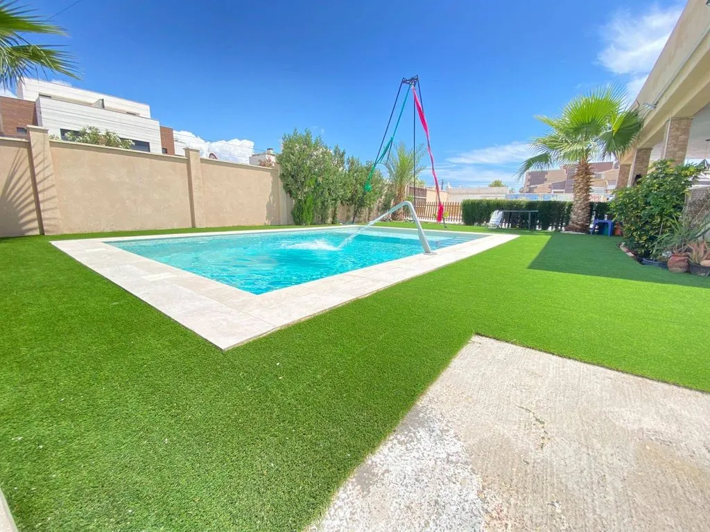 Piscine - Detached Villa with Pool in Torrevieja