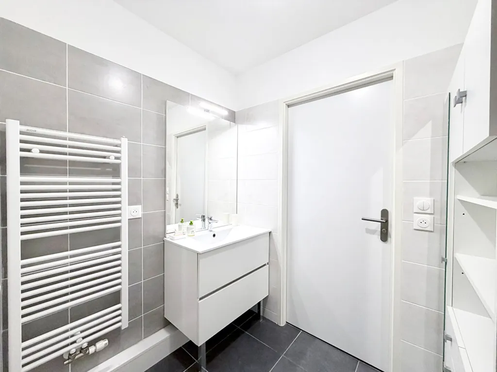 Bathrooms - Bright T3 Apartment with Terrace in Pessac Centre