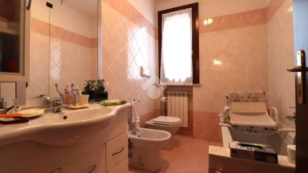 Salles de bain - Apartment with Balcony in Porto Mantovano