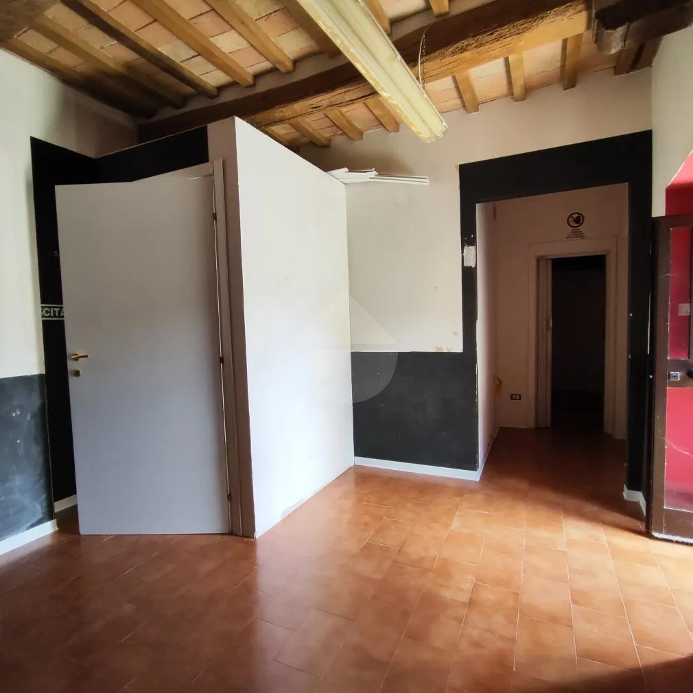 Pièces - Commercial Unit with Street Frontage in Gubbio Centre