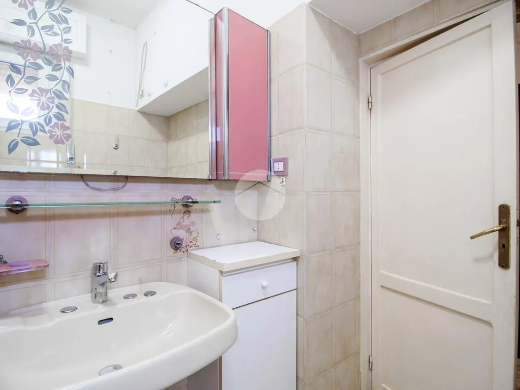 Salles de bain - Spacious 4-Room Apartment with Garage in Atri
