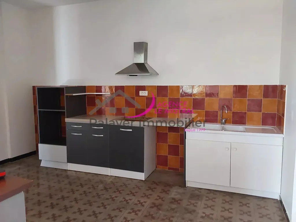 Cuisine - Bungalow de 3 pièces avec cour commune à Monteux