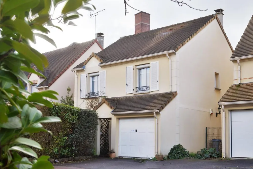 Esterno - Modern House with Garden in Montgeron