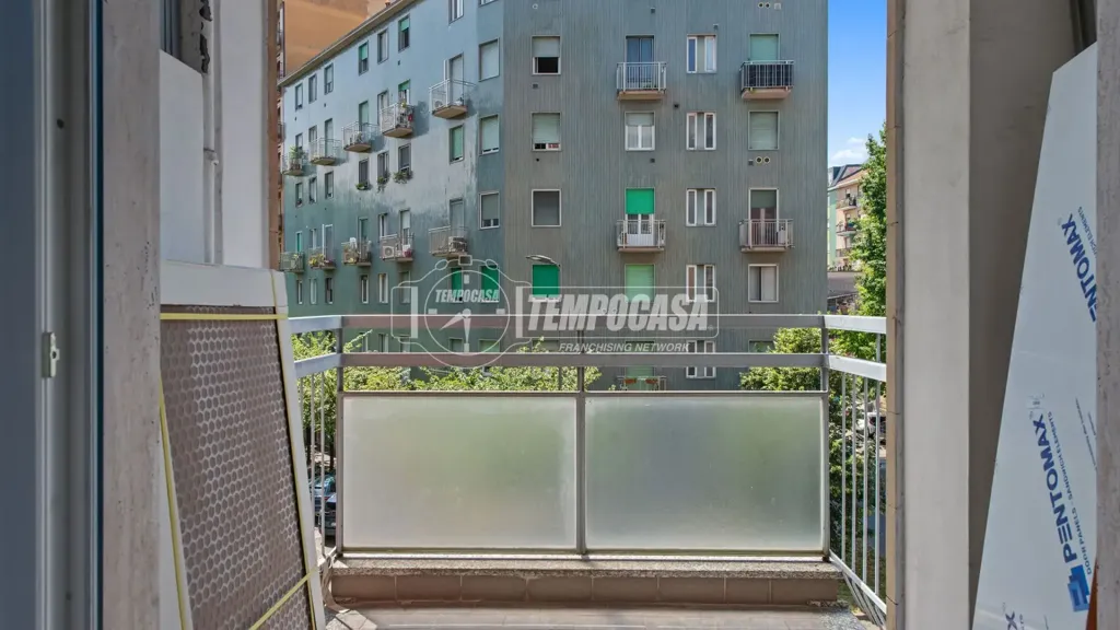 Rõdu - Modern Trilocale with Balconies in Milan