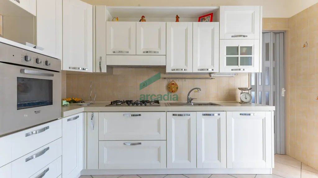 Cuisine - 4-Bedroom Apartment with Balcony in Bari