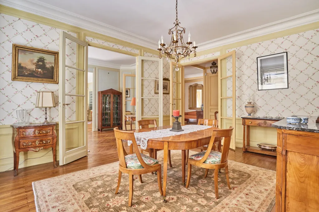 Söögituba - Corner Apartment with Period Features in Paris 16th