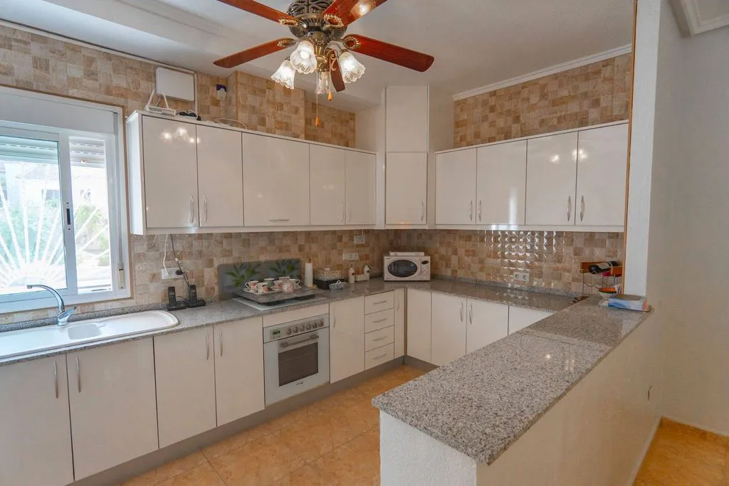 Köök - 4-Bedroom Villa with Pool in Ciudad Quesada