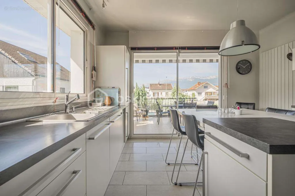 Cuisine - Villa avec Piscine et Garage à Poisat