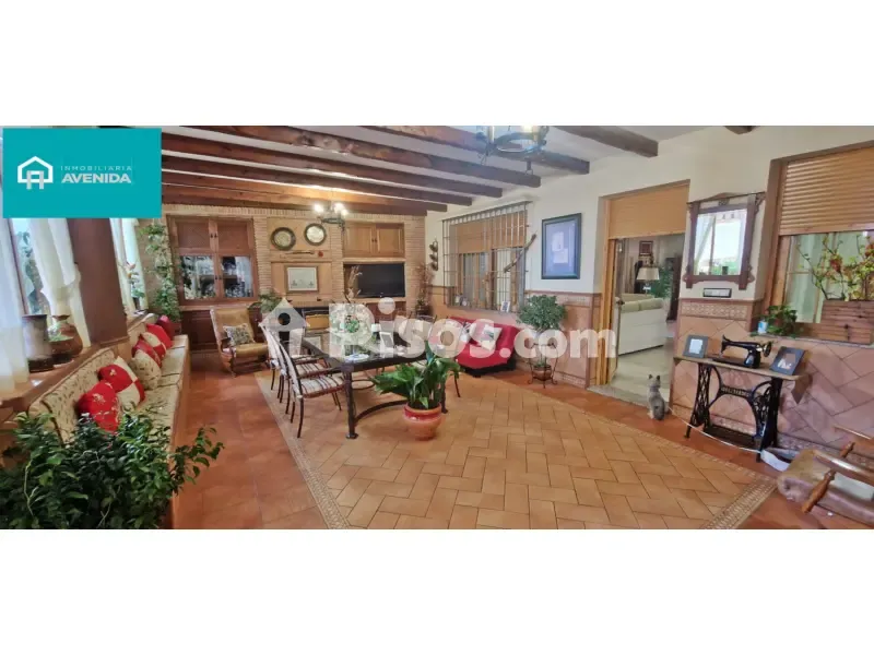 Séjour - Three-Bedroom House with Private Garden in Central District
