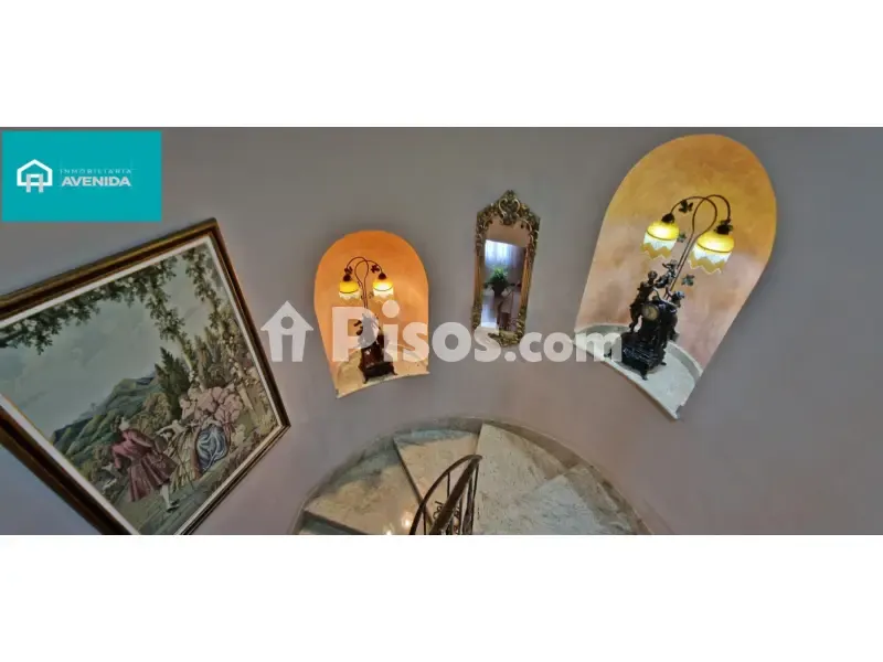 Pièces - Three-Bedroom House with Private Garden in Central District