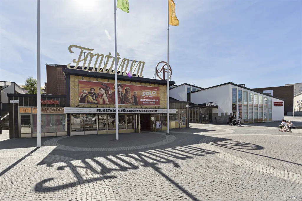 1st Floor Flat with Glass Balcony in Vällingby Centre