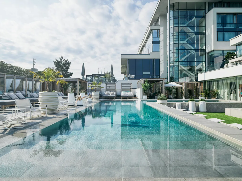 Piscine - Modern Flat with West Balcony in Sankt Jörgen
