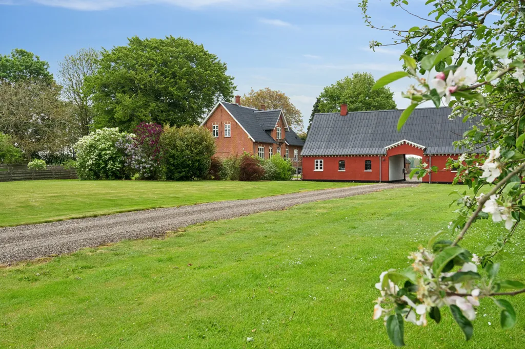 Aed - Classic Farmhouse with Stable in Kosterslev