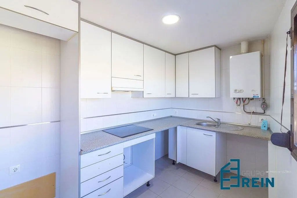 Kitchen - 3-Bedroom Apartment with Garage in Recas