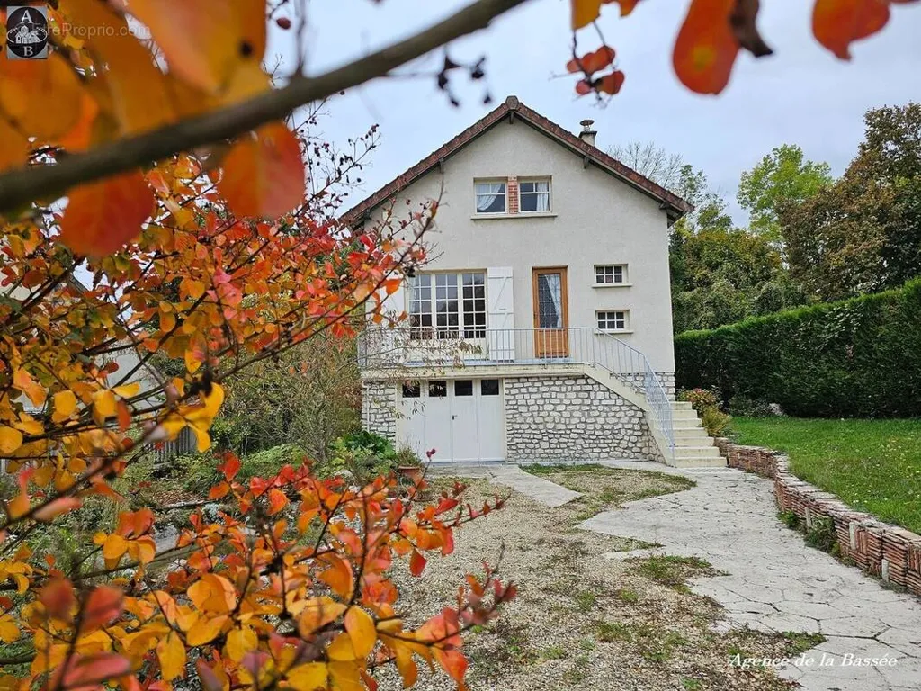 Välivaade - Traditional House with River View in Provins