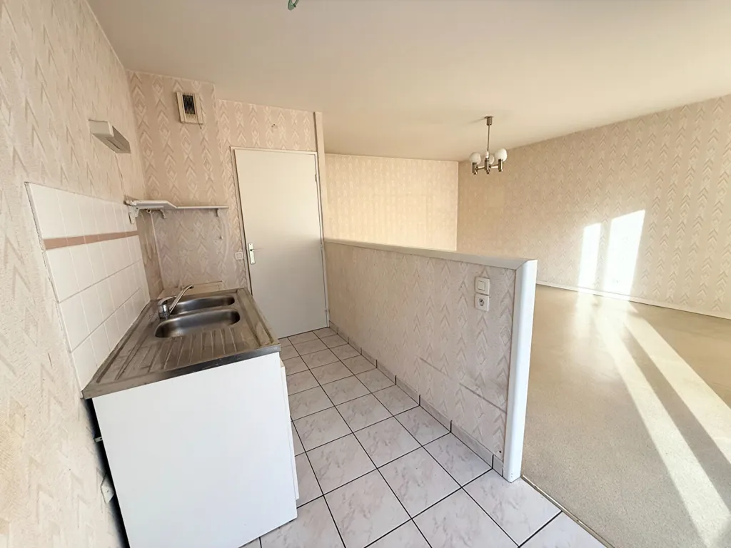 Köök - Bright 3-Bed Flat with Balcony in Neuvy Centre