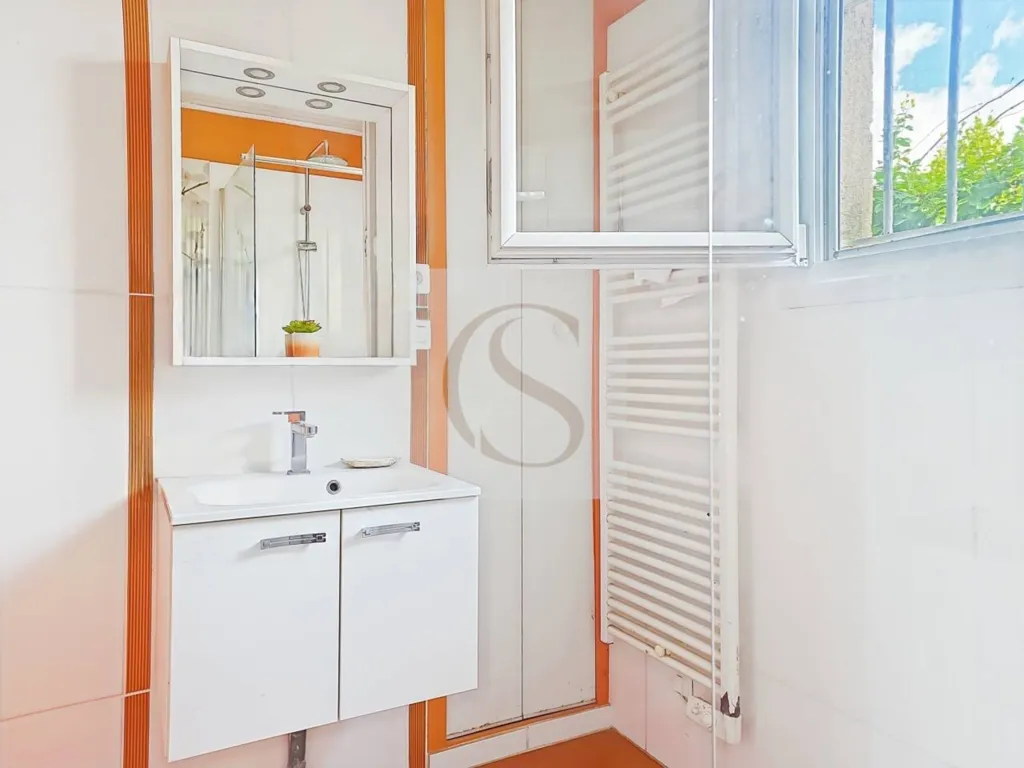Salles de bain - Maison avec Piscine et Garage au Centre de Lorgues