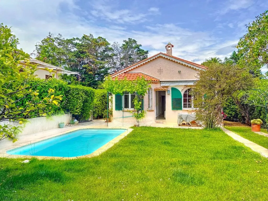 Piscine - Villa Luxueuse avec Piscine à Antibes