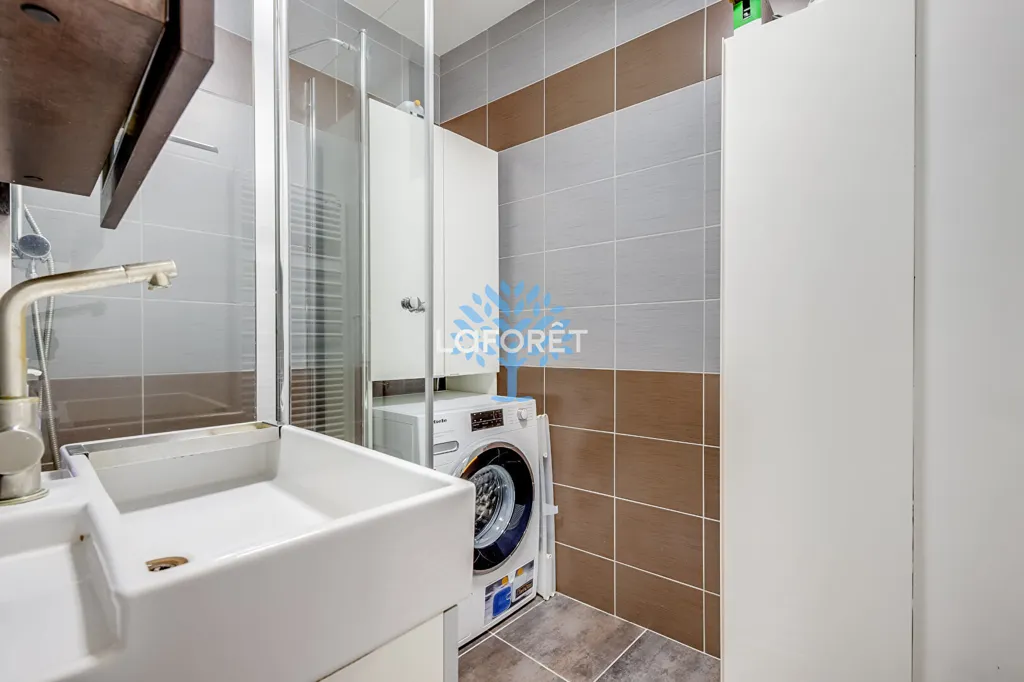Vannitoad - 3-Piece Flat with Balcony in Paris 4th