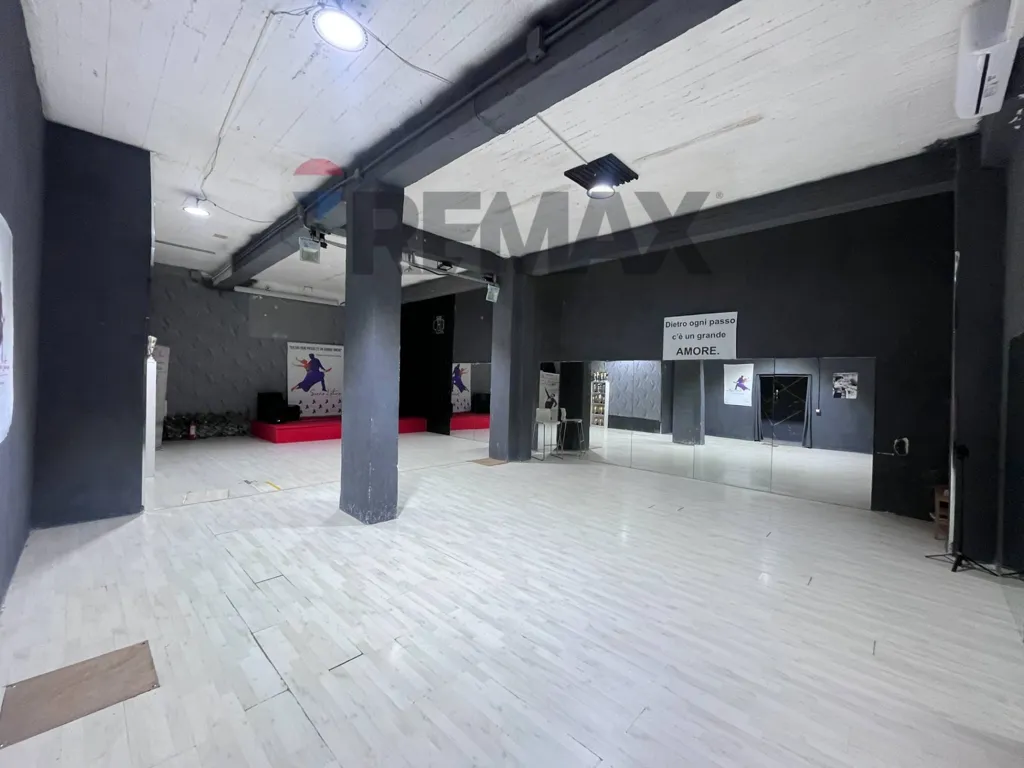 Pièces - Commercial Space with Reception in Soccavo, Naples