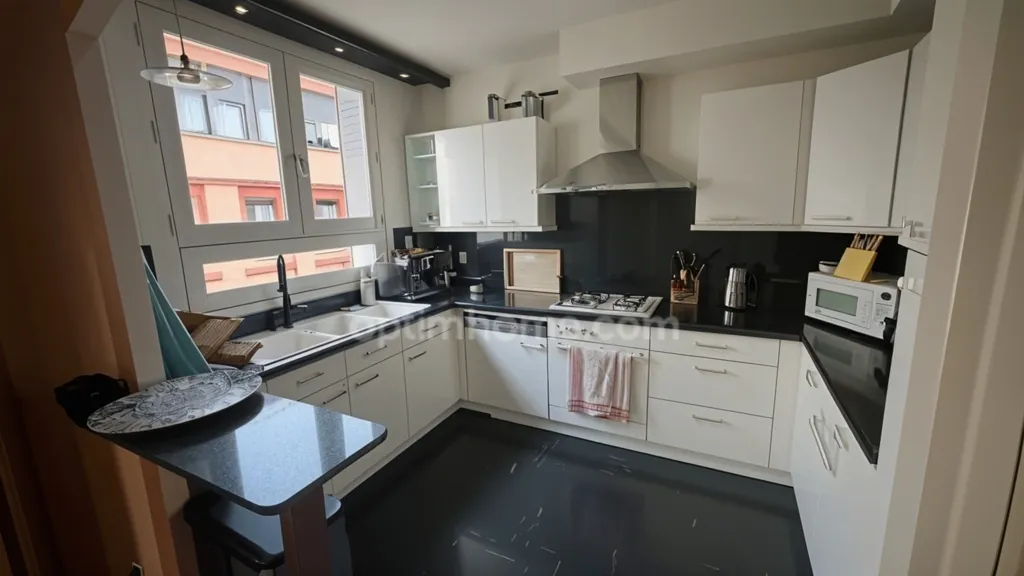 Kitchen - Spacious Apartment with Balcony in Toulouse Centre