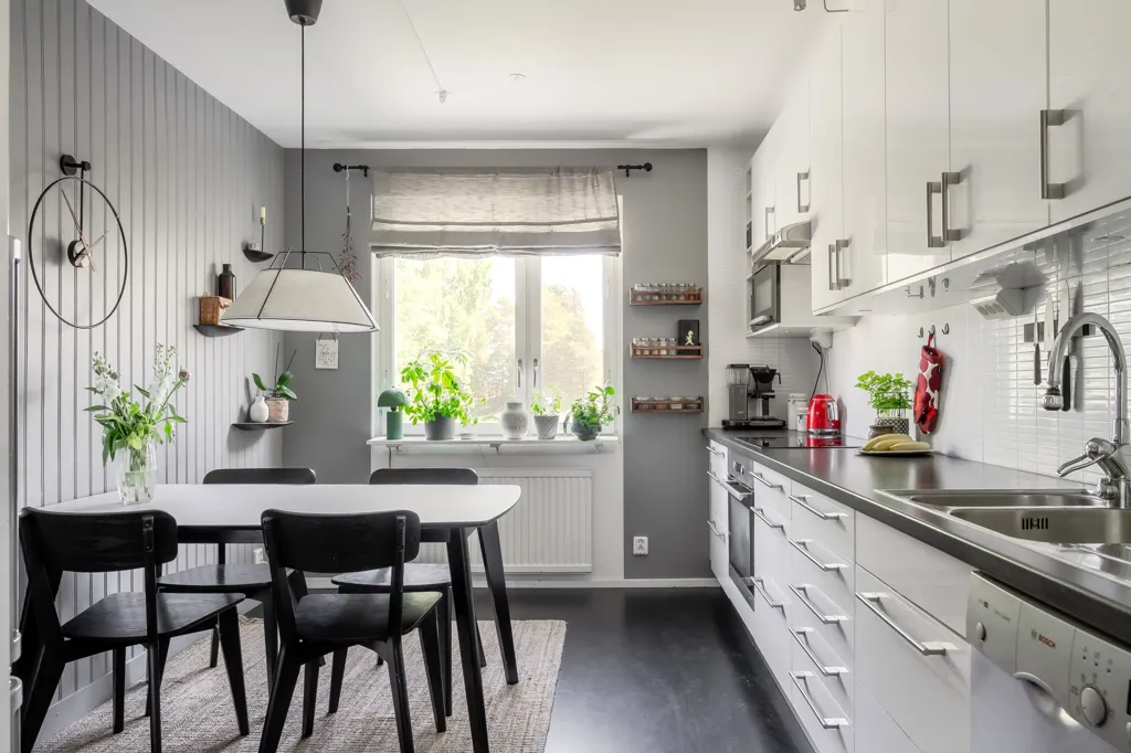 Salle à manger - Apartment with West-Facing Balcony on Läkarvägen