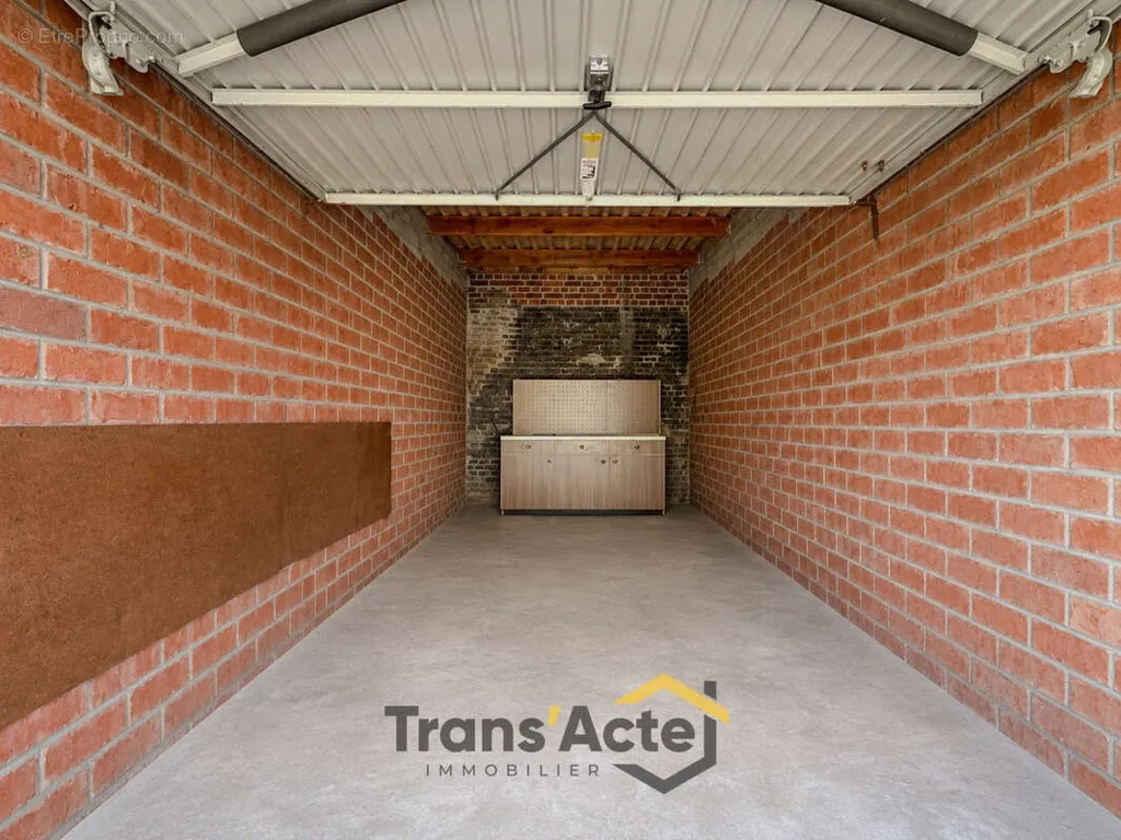 Garaaž - Bright 3-Bed Flat with Balconies in Loos