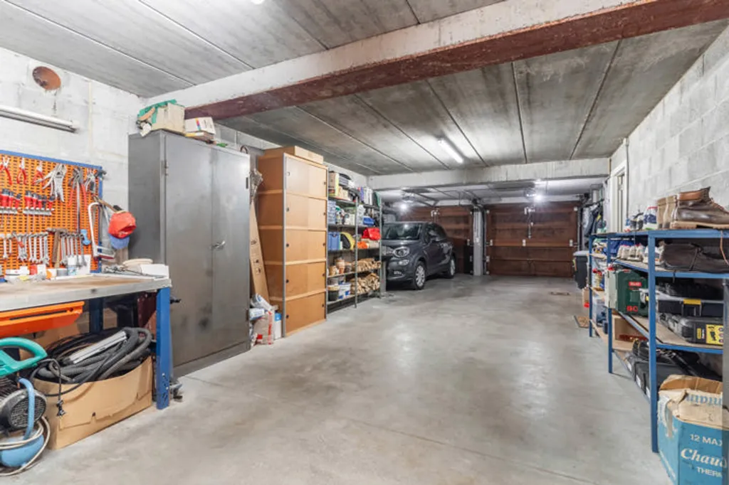 Garage - Villa Lumineuse dans une Petite Ruelle à Ohain