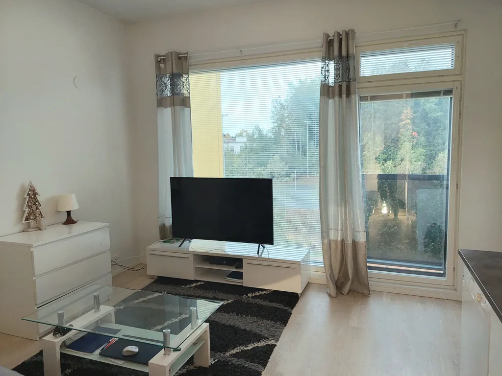 Elutuba - Bright Studio with South-Facing Windows in Vantaa
