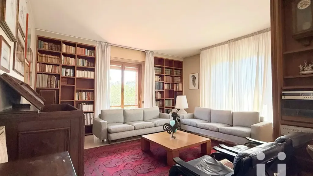 Bureau - Apartment with Five Balconies in Ostiense