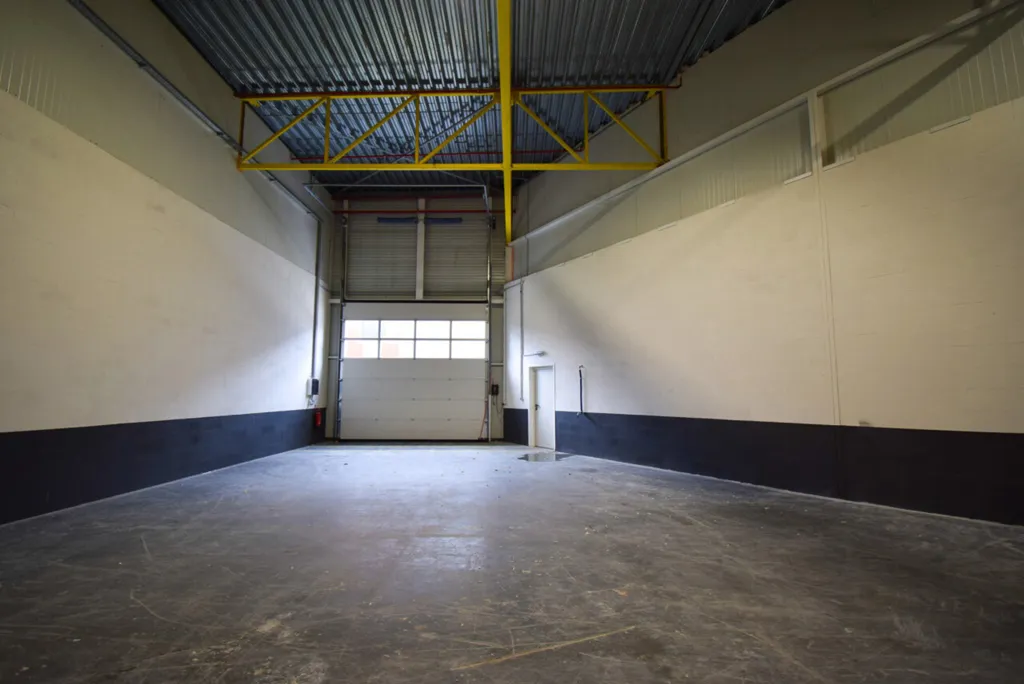 Garaaž - Commercial Storage with High Ceiling in Beersel