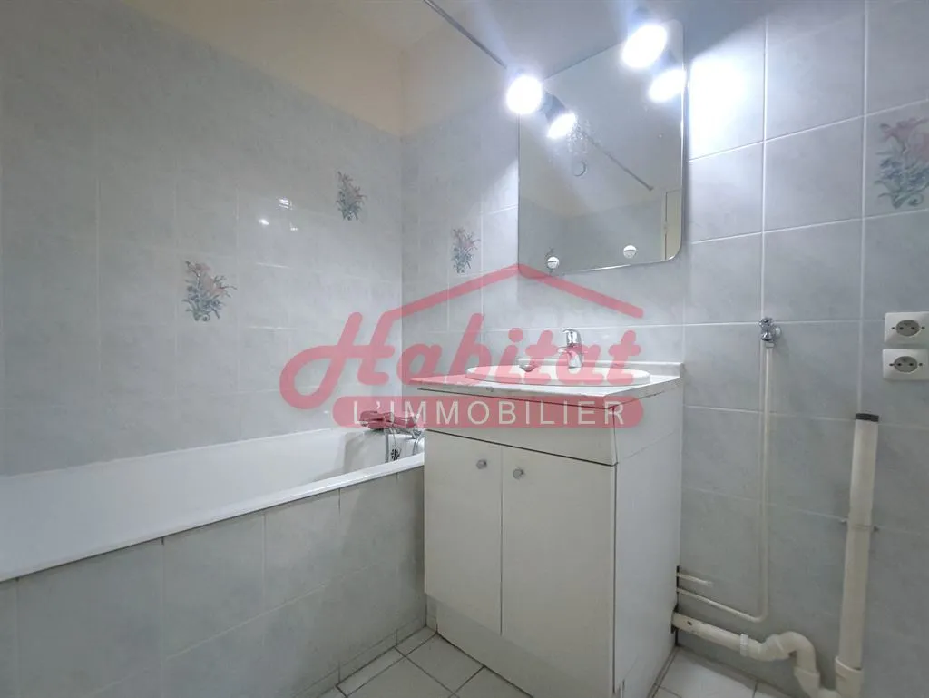 Bathrooms - 4-Piece Flat with Balcony in Chelles Centre