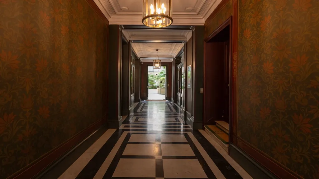 Entrée - Appartement de 5 Pièces avec Cour Arborée à Paris 75017