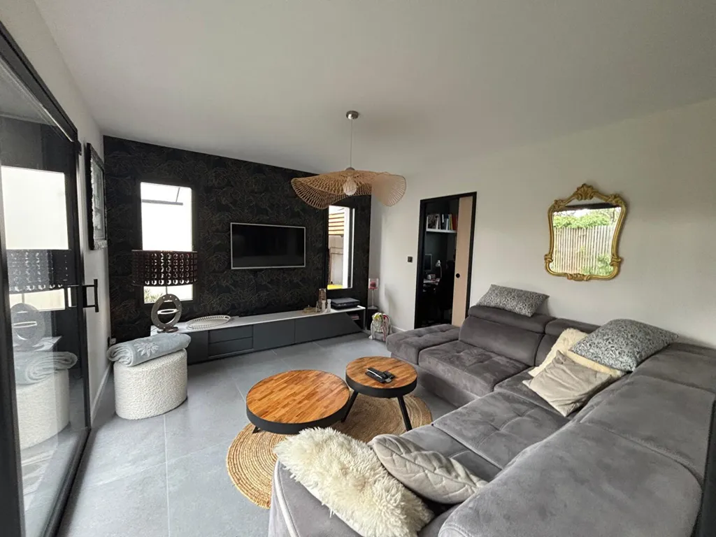 Séjour - Maison Contemporaine avec Terrasse à Laval