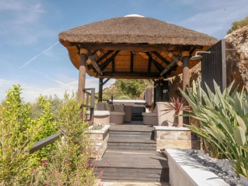 Terrace - Four-Bedroom Chalet with Pool near Coín