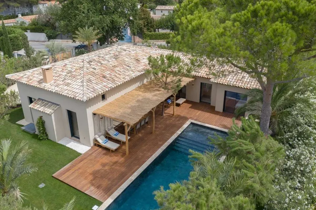 Vue aérienne - Villa Luxueuse avec Piscine à Saint-Tropez