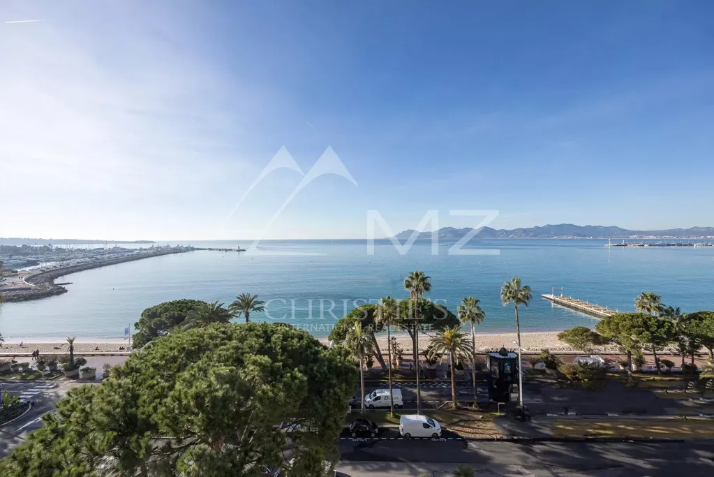 High-Floor Apartment with Panoramic Sea View in Cannes