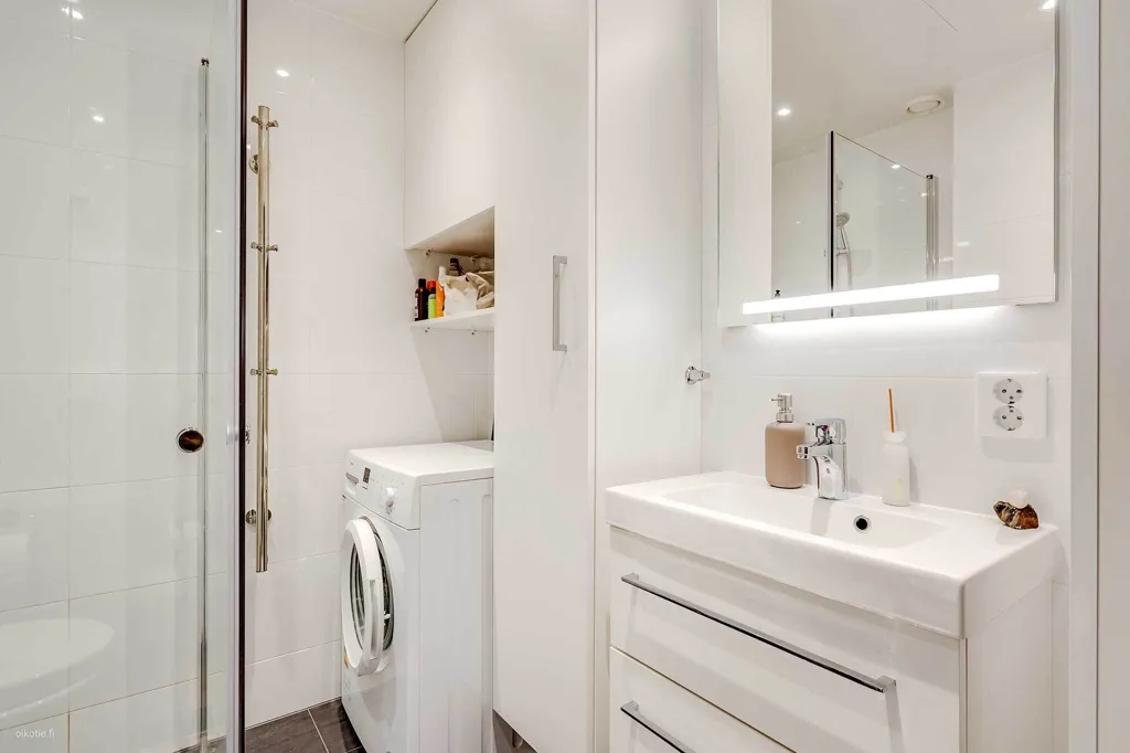 Salles de bain - Modern Studio with Balcony in Tampere Kaleva