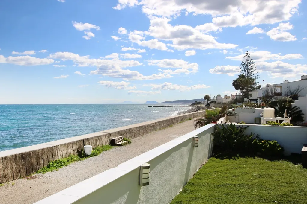 Terrasse - Beachfront Duplex with Private Pool in Estepona