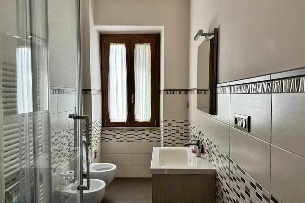 Salles de bain - Rear-Access Semi-Detached House with Mountain View in Itri
