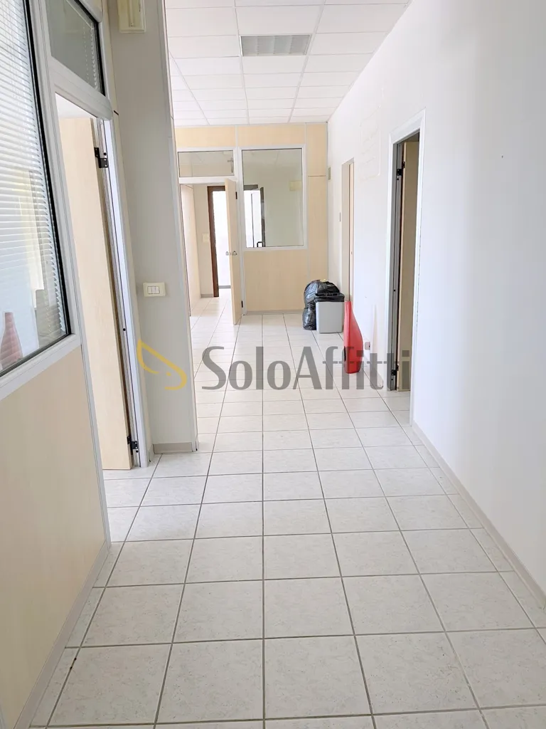 Entrée - Office with Open Space in Osimo