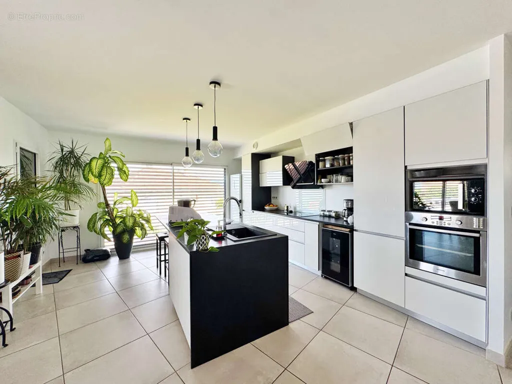 Cucina - Contemporary House with Pool in Saint-Joseph