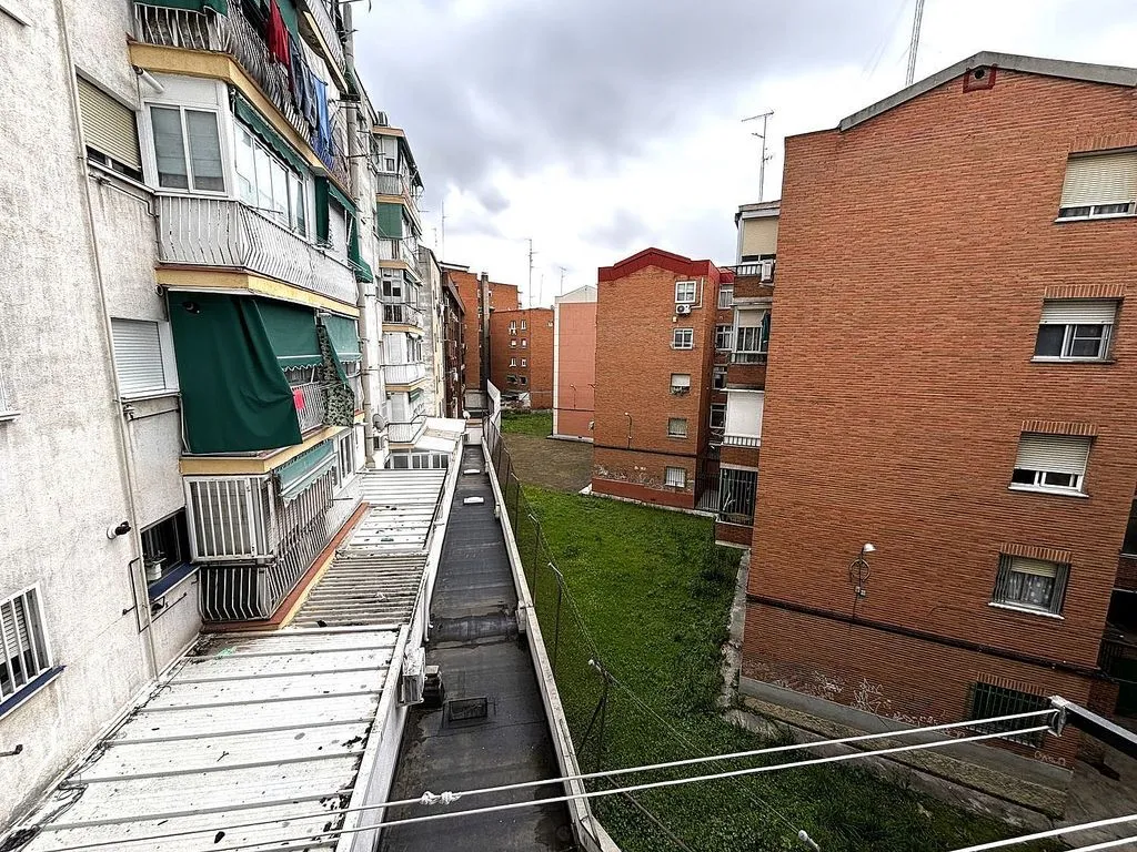 Aed - 1970s Apartment with Terrace in Móstoles Central