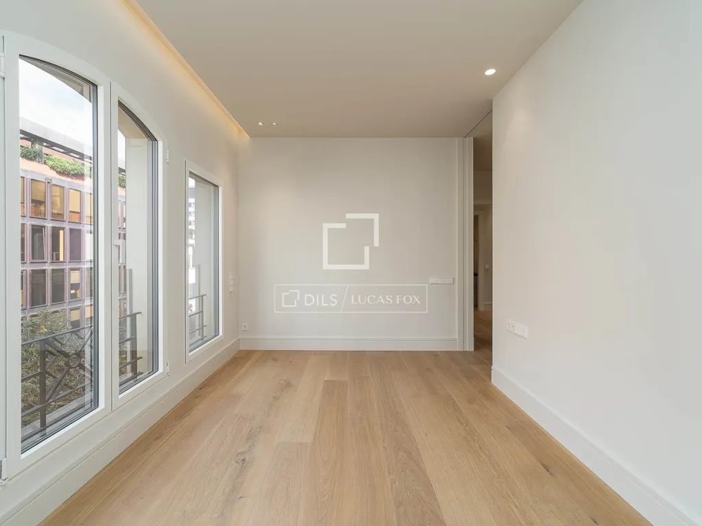Pièces - Renovated Apartment with City Views in Eixample
