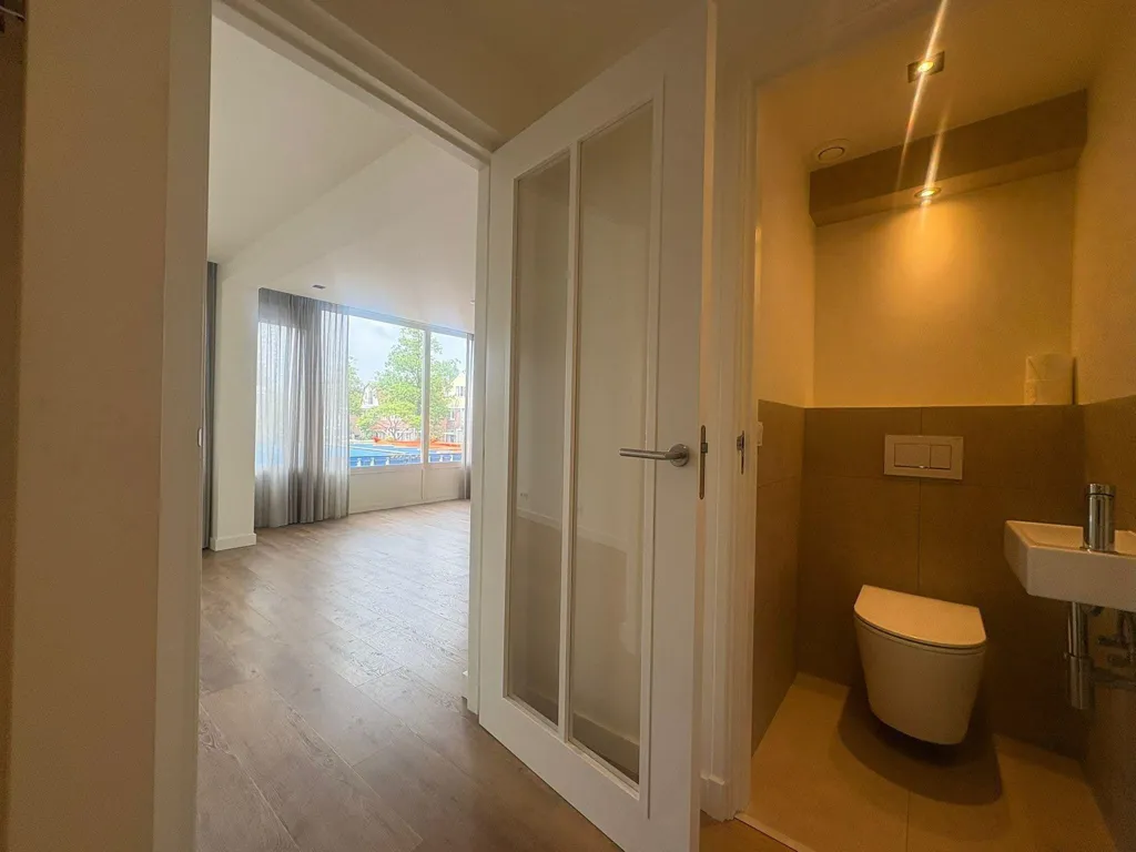 Vannitoad - 3-Bedroom Apartment with Balconies in Amstelveen