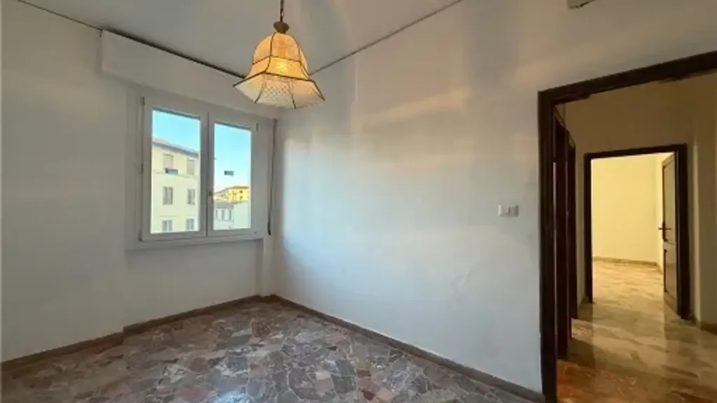 Toad - Partially Renovated Apartment with Balcony in Florence