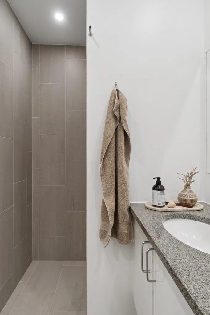 Salles de bain - Functionalist Flat with Harbour View in Hellerup