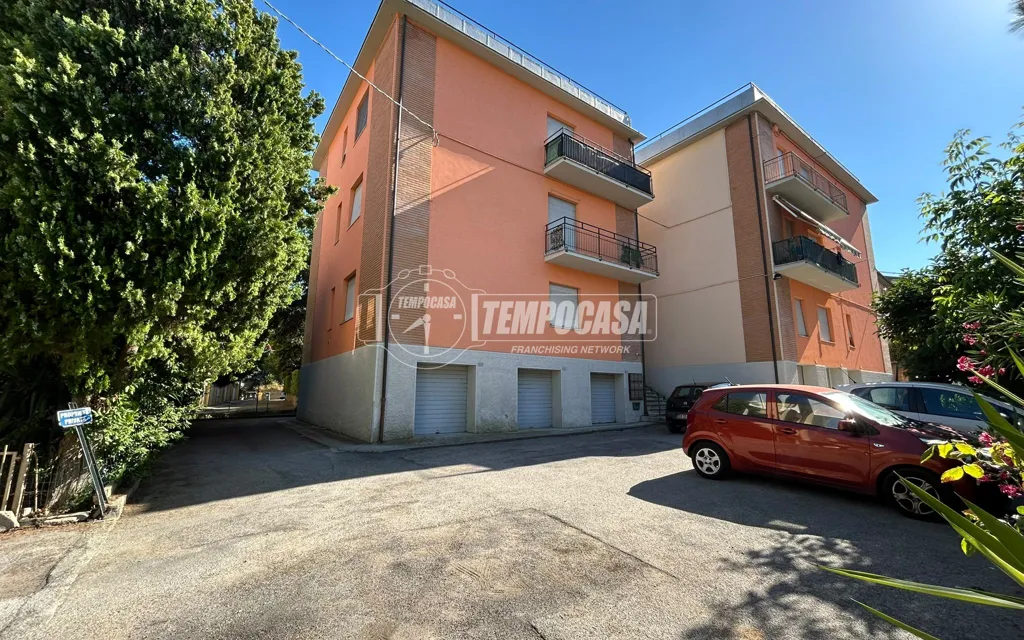 Esterno - Piano Terra Apartment with Box in Loreto